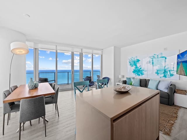 2/2 Stunning Ocean Front