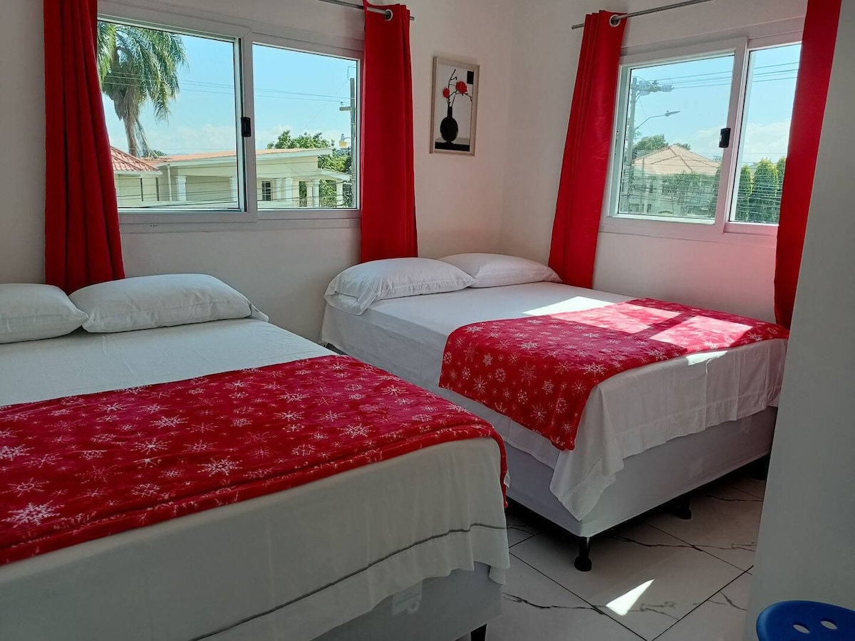 Esta linda habitacion tiene 2 camas matrimoniales confortables para un buen descanzo y  dulce sueno, cuenta con aire acondicionado, TV Cable e internetn y guarda ropa,-percheros, secadora de pelo