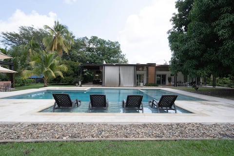 Modern Farmhouse, A/C, Pool, Starlink, Nature, BBQ