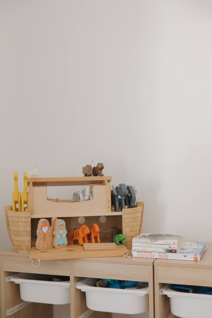 Queen size m ECOSA slaapbank. Tv, speelgoed, kinderboeken. 