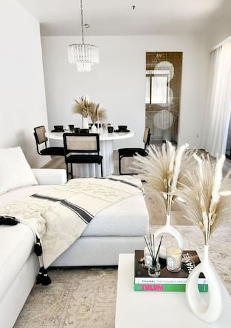 Amazing 2 Bedroom 2 bathroom in Beverly Hills