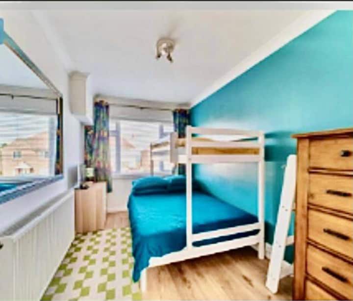 חדר שינה למטה, בכניסה מפלס, ממוקם ליד השירותים למטה. 
המיטה הקומתית היא מיטה זוגית למטה ומיטת יחיד למעלה.  כפי שמוצג, ניתן לנתק את המדרגות.