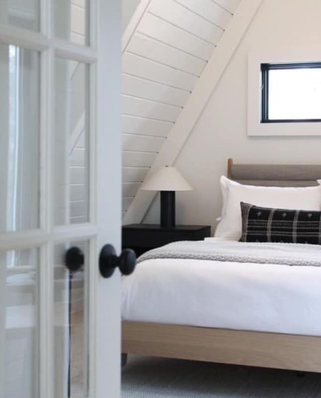 spálňa na poschodí s manželskou posteľou