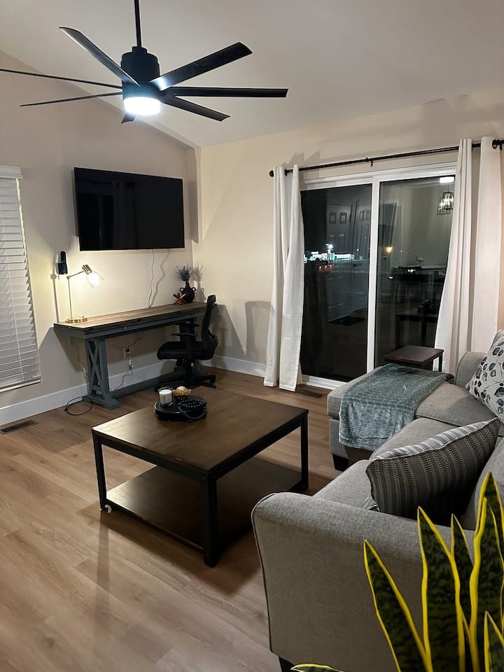 King Bed • Hillside Apartment • Unit B - ボネアー, GA