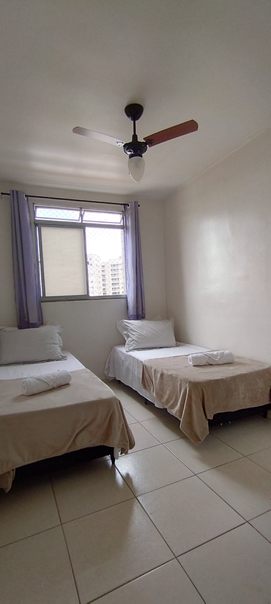 חדר עם שתי מיטות זוגיות ומזרן נוסף, שמתאים ל-3 אנשים לכל היותר.