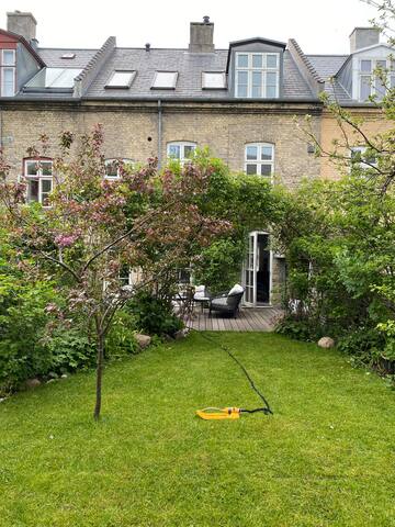 Centralt luksus byhus med have