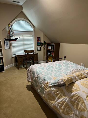 Beautiful Hilltop Home! Near Cherry Creek gallery image 2