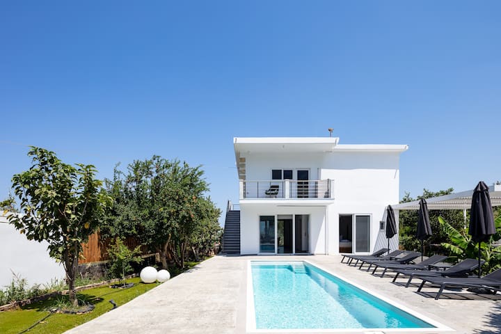 Cyan Viewpoint House near Lake Kourna