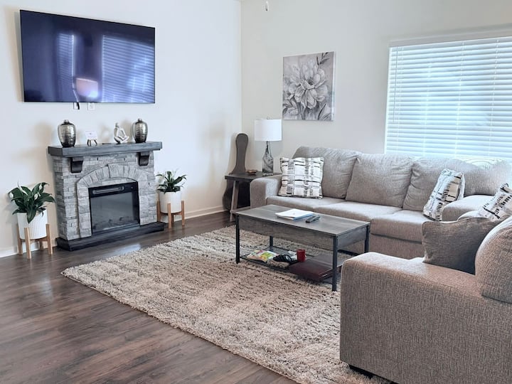 2bdrm-1bath Home
W/ Amazing Pool & Spa! - 利茲