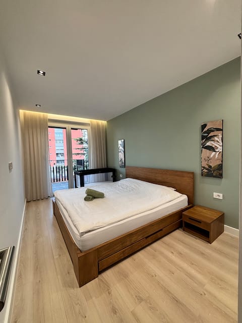 Stylish Apt. with Mountain & City Views