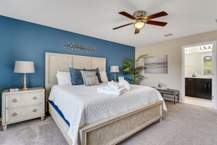 ห้องนอนใหญ่บนชั้นสองพร้อมเตียงคิงไซส์และห้องน้ำส่วนตัว