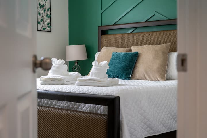 ห้องนอนชั้นหลักพร้อมเตียงคิงไซส์