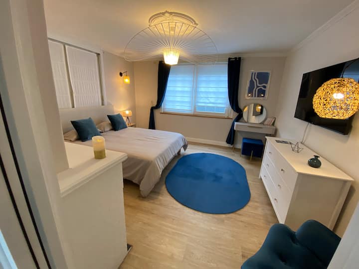 מצעים איכותיים ומעיין עם מזרן פרימיום.