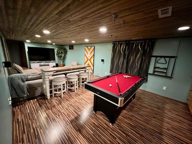 Large Group Getaway 5 mins MSP/MOA |Theatre Room gallery image 2