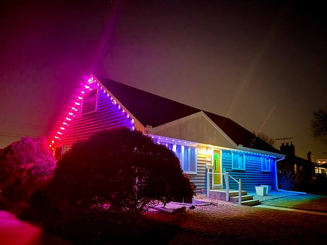 Large Group Getaway 5 mins MSP/MOA |Theatre Room gallery image 4