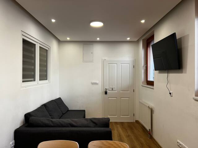 Modern 6-Bed Apt, Free Parking, Near City Center gallery image 2