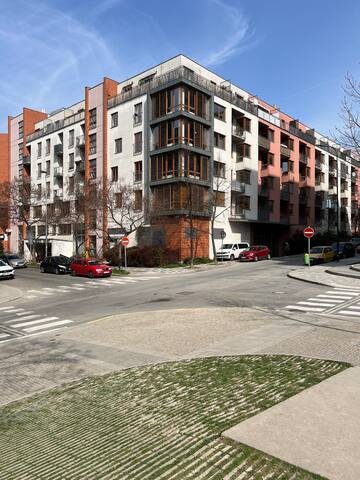 Modern 6-Bed Apt, Free Parking, Near City Center gallery image 4