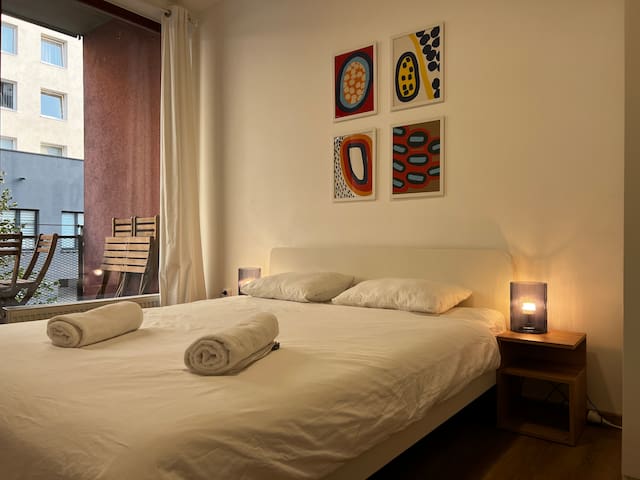 Modern 6-Bed Apt, Free Parking, Near City Center