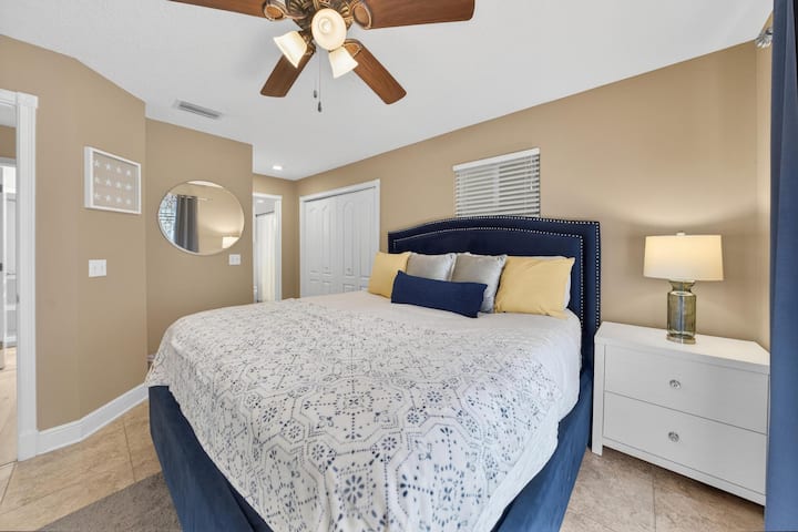 Relaxe nesta cama king size, a peça central de um espaçoso quarto principal. Com uma cabeceira de veludo azul-marinho e detalhes dourados, este quarto oferece conforto premium, iluminação aconchegante e um ventilador de teto refrescante para uma noite tranquila.