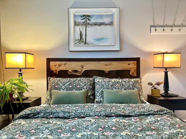 一楼卧室设有大窗户，定制的现场边缘床头板。 它毗邻华丽的花园、独立入口和独立的3件套卫生间。