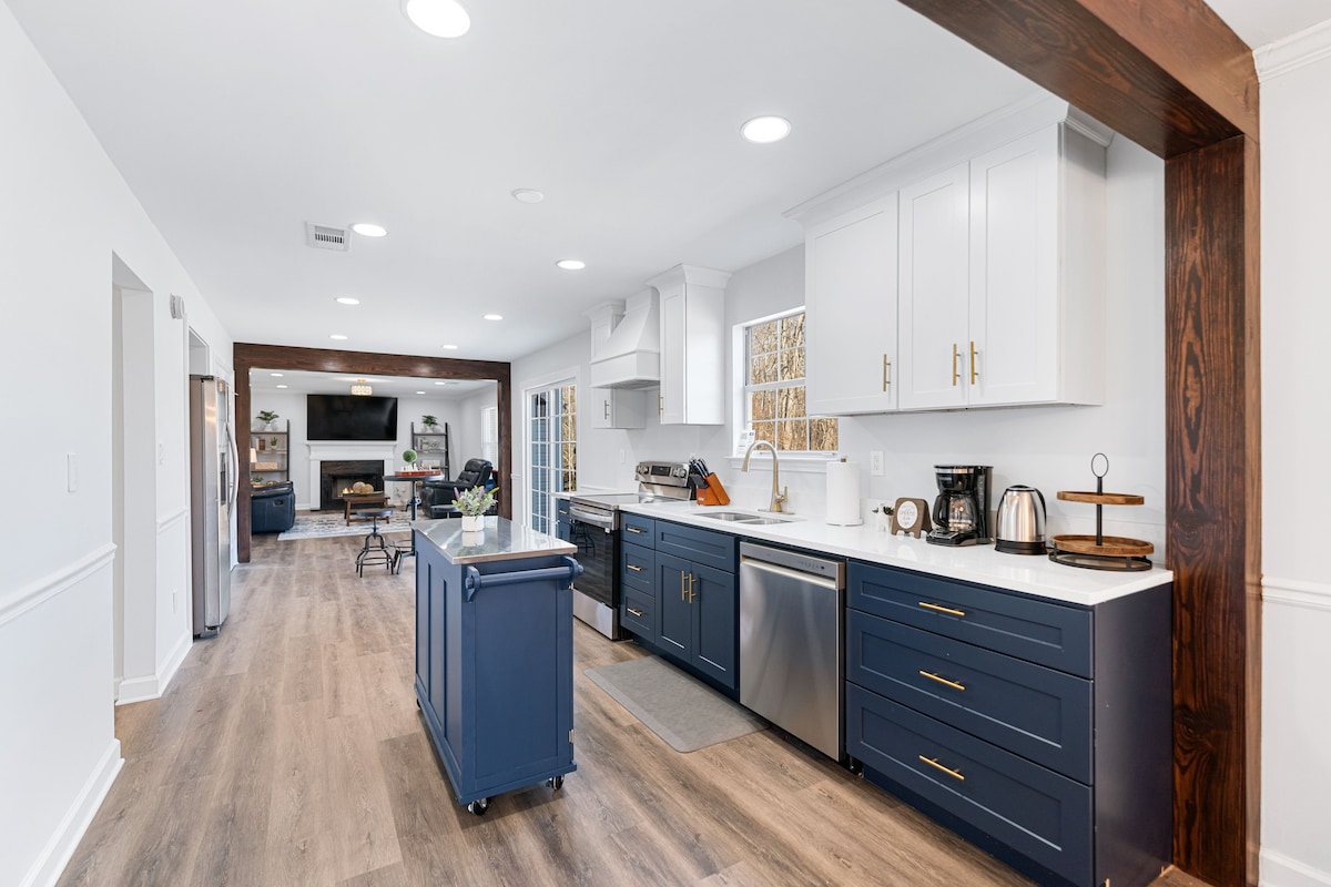 New! Lake House/8beds/ 3 Baths/ King/Queens/Fulls