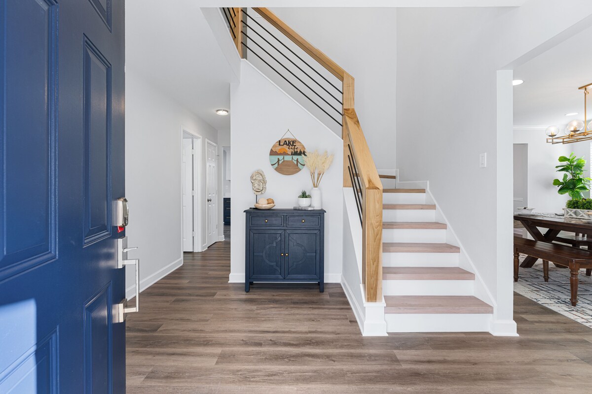 New! Lake House/8beds/ 3 Baths/ King/Queens/Fulls