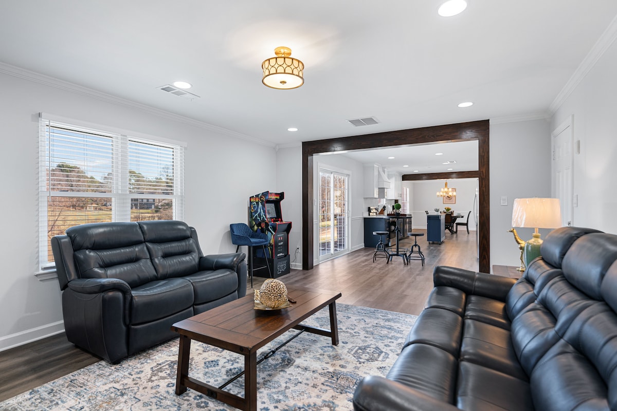 New! Lake House/8beds/ 3 Baths/ King/Queens/Fulls