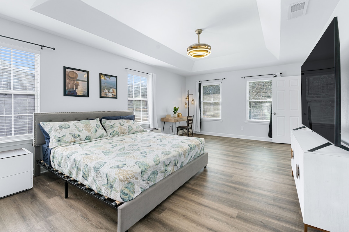 New! Lake House/8beds/ 3 Baths/ King/Queens/Fulls