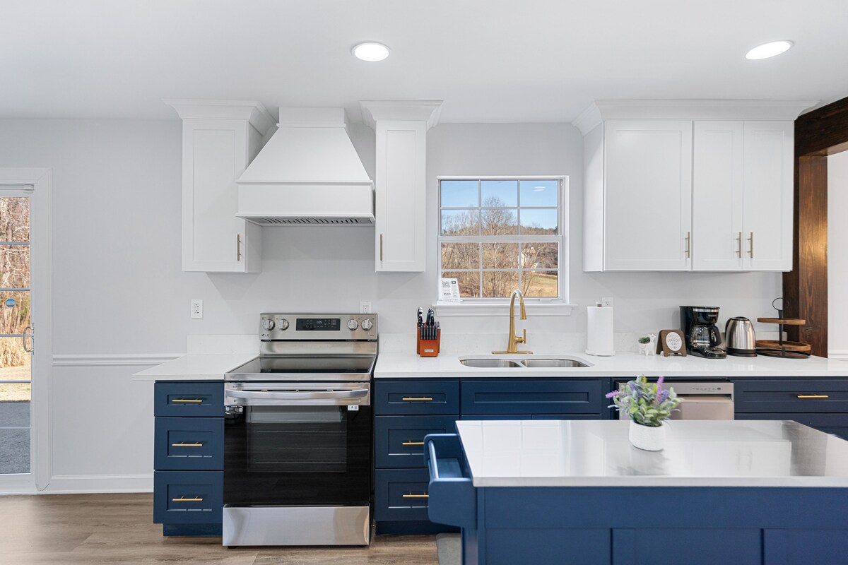 New! Lake House/8beds/ 3 Baths/ King/Queens/Fulls