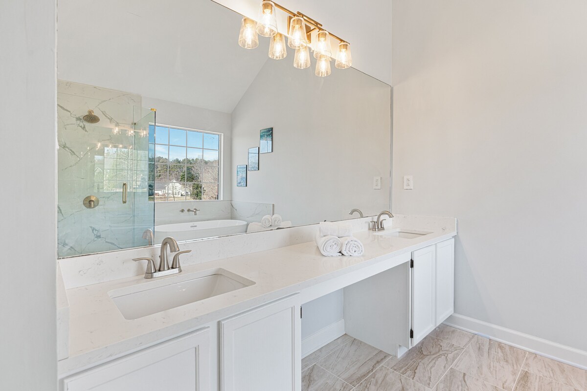 New! Lake House/8beds/ 3 Baths/ King/Queens/Fulls