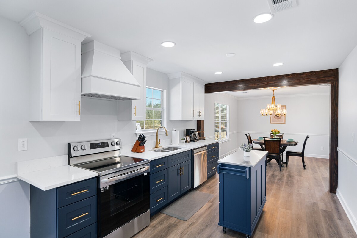 New! Lake House/8beds/ 3 Baths/ King/Queens/Fulls