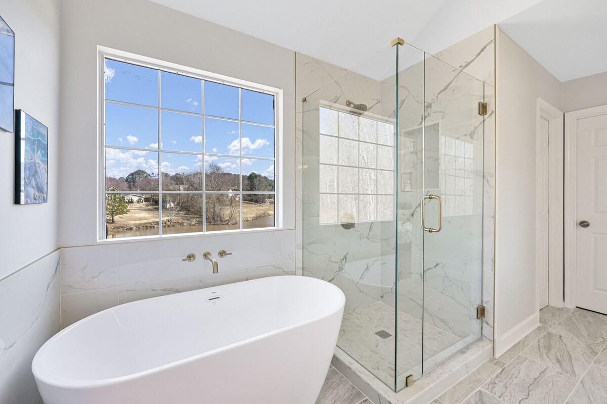 New! Lake House/8beds/ 3 Baths/ King/Queens/Fulls