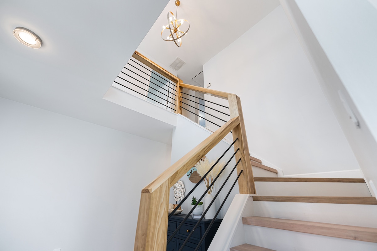 New! Lake House/8beds/ 3 Baths/ King/Queens/Fulls