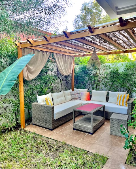 Beautiful apartment with private garden, beach access, pool