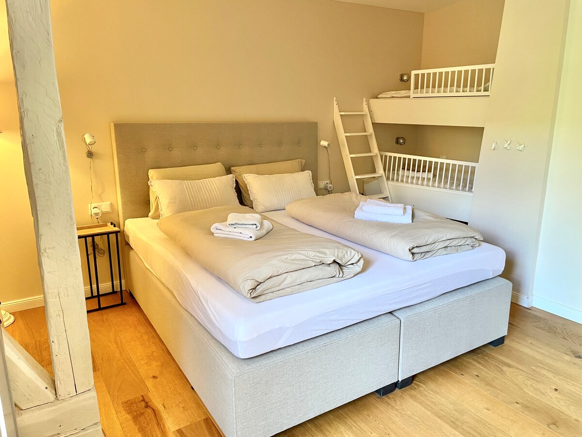 Además de la cama de muelles (1,80 m), hay dos camas infantiles incorporadas (70 x 140 cm).