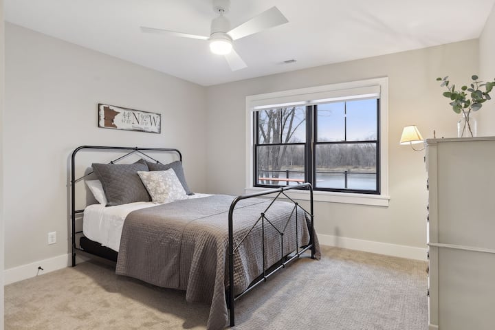 سرير بحجم كبير وخزانة ملابس وخزانة ملابس للضيوف.  تحتوي كل غرفة أيضًا على أقنعة للعين وسدادات للأذن وآلة صوت... على الرحب والسعة!