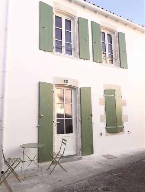 Annonce Airbnb populaire: Les 4 Belles, typical Île de Ré house, 4-5 people. à Sainte Marie De Ré