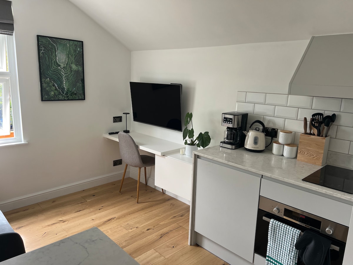 Top performing Airbnb: Bright modern Summertown studio in Oxford
