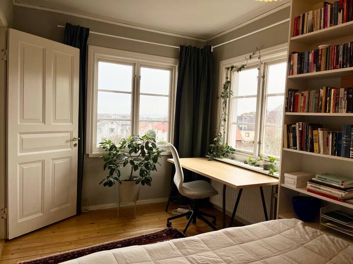 Soveværelse 3 har en arbejdsplads og en dobbeltseng på 160 bred, som kan laves om til to enkeltsenge, hvis det er nødvendigt.