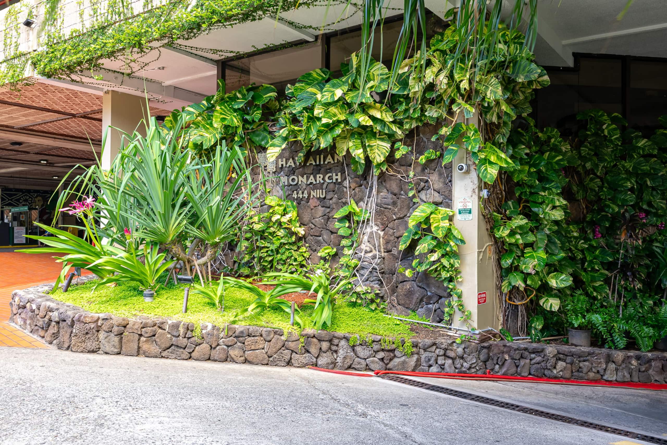 Condo in Honolulu · ★4.88 · 2 bedrooms · 4 beds · 2 private baths - Image 36