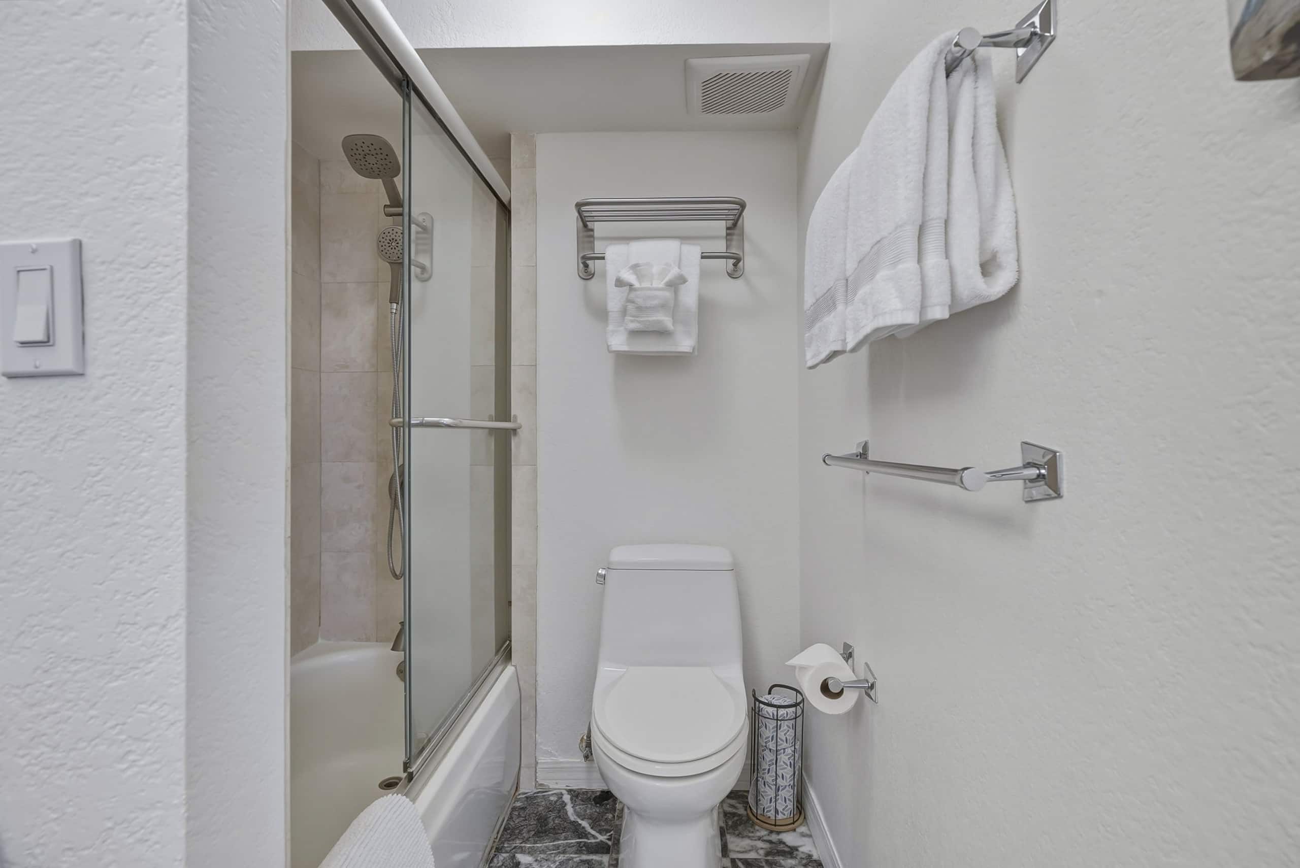 Condo in Honolulu · ★4.88 · 2 bedrooms · 4 beds · 2 private baths - Image 29