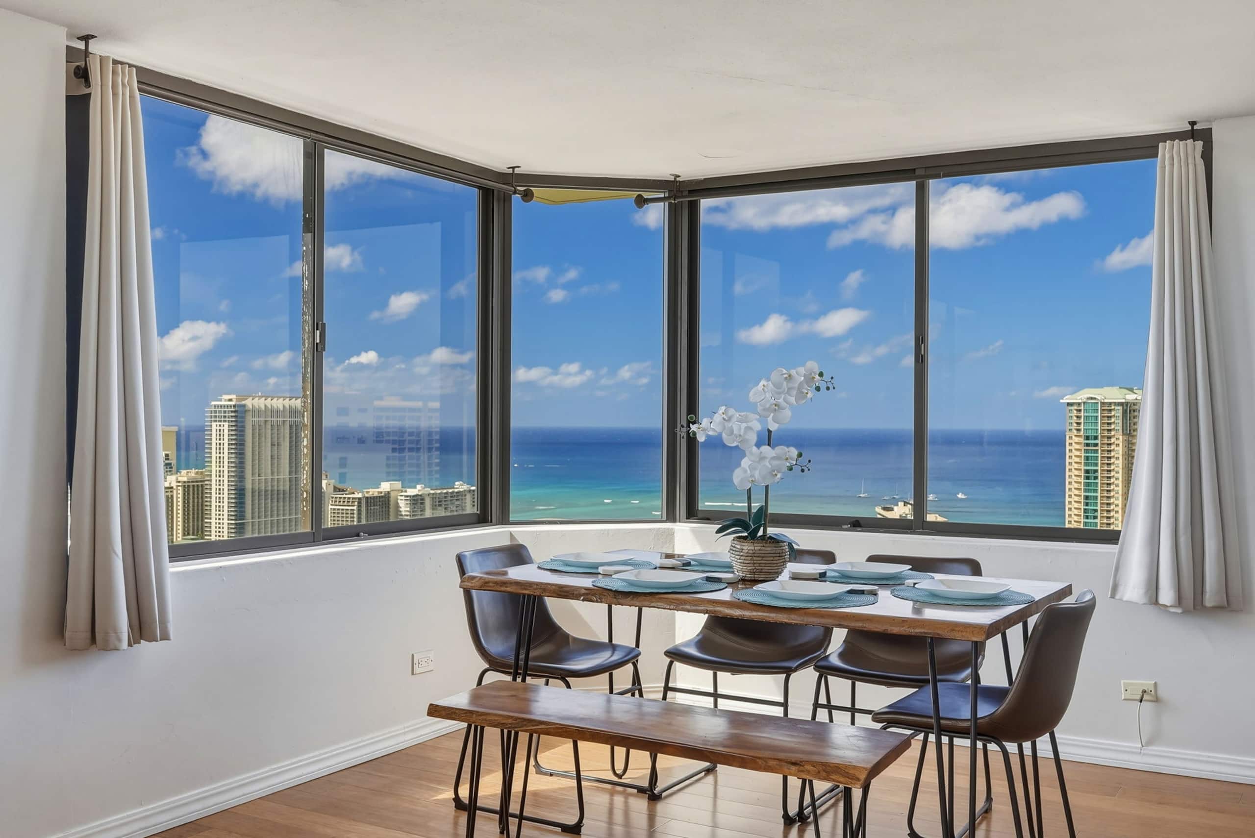Condo in Honolulu · ★4.88 · 2 bedrooms · 4 beds · 2 private baths - Image 12