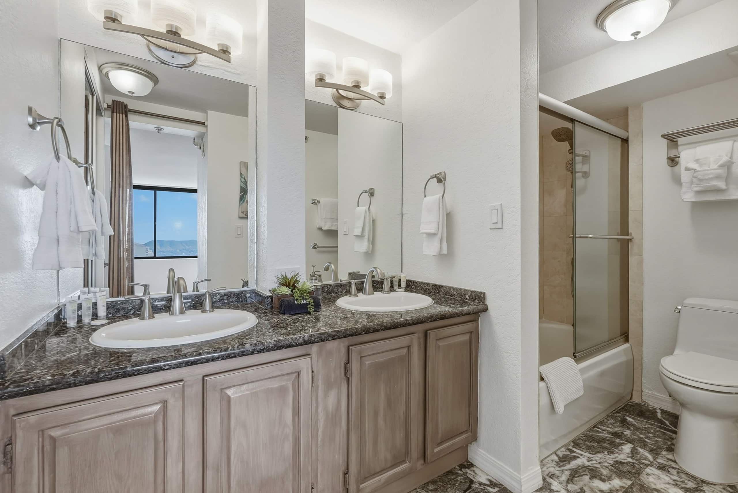Condo in Honolulu · ★4.88 · 2 bedrooms · 4 beds · 2 private baths - Image 27