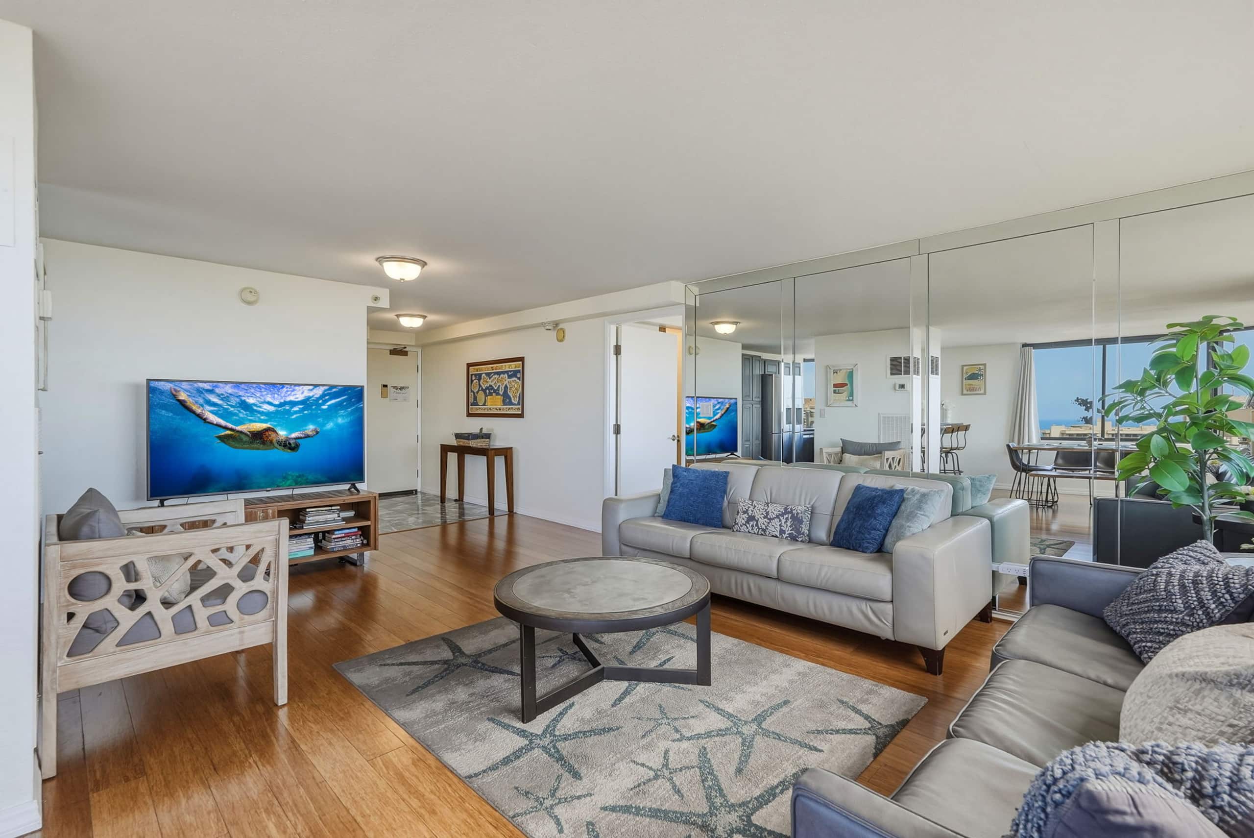 Condo in Honolulu · ★4.88 · 2 bedrooms · 4 beds · 2 private baths - Image 7