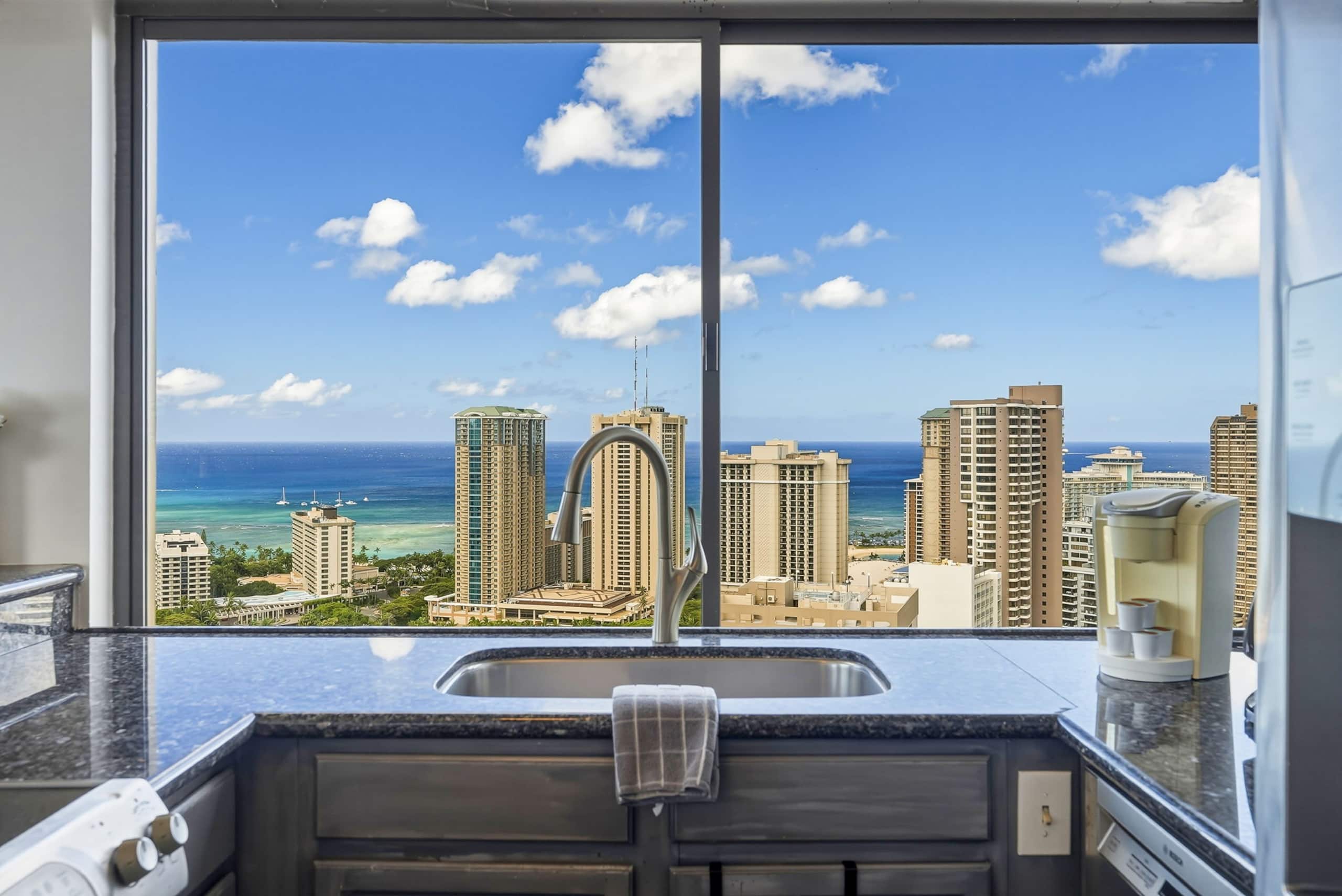 Condo in Honolulu · ★4.88 · 2 bedrooms · 4 beds · 2 private baths - Image 9