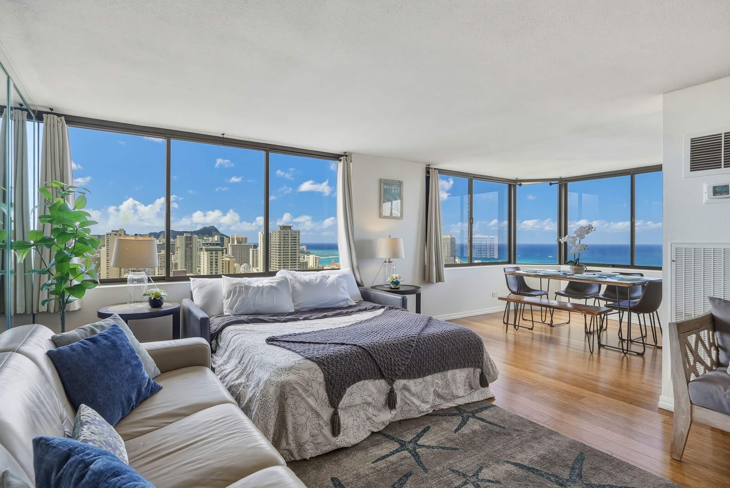 Condo in Honolulu · ★4.88 · 2 bedrooms · 4 beds · 2 private baths - Image 4