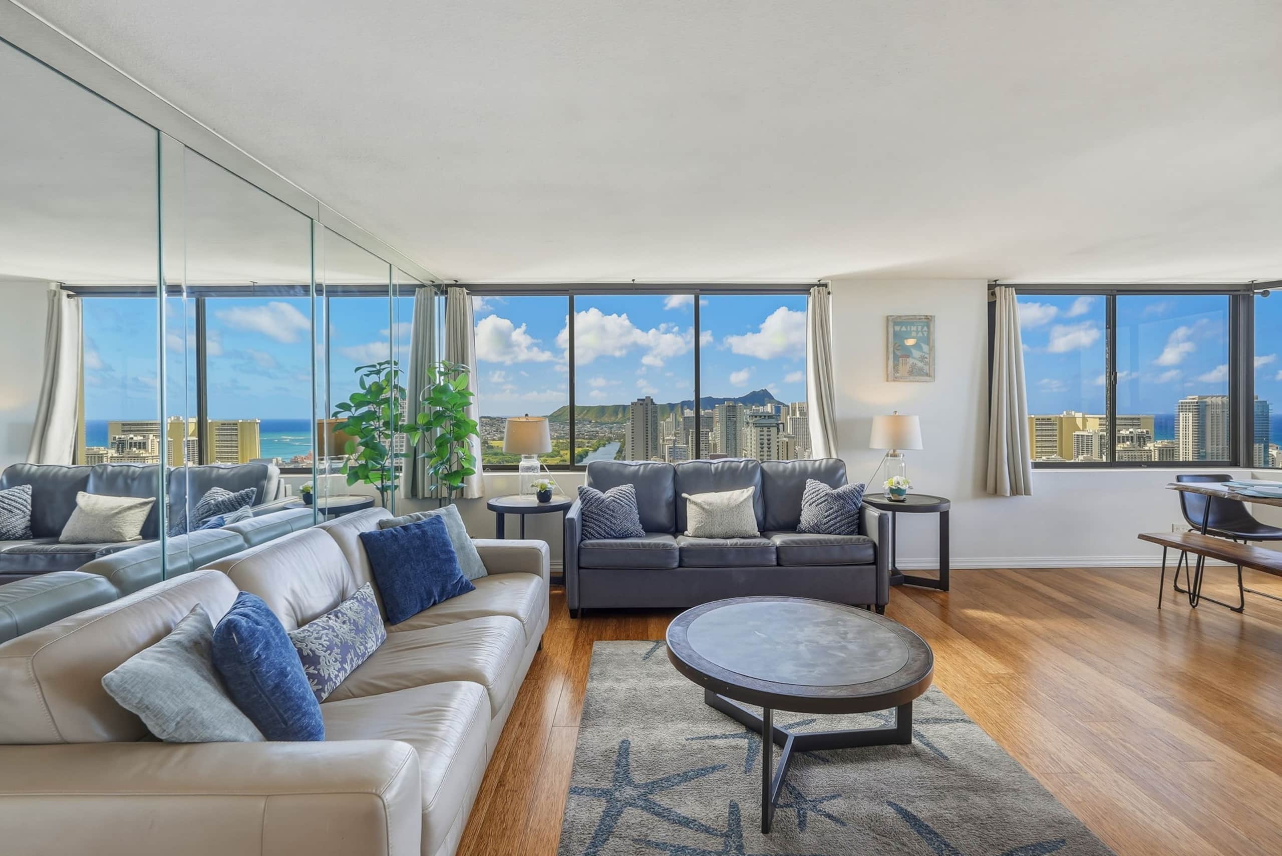 Condo in Honolulu · ★4.88 · 2 bedrooms · 4 beds · 2 private baths - Image 3