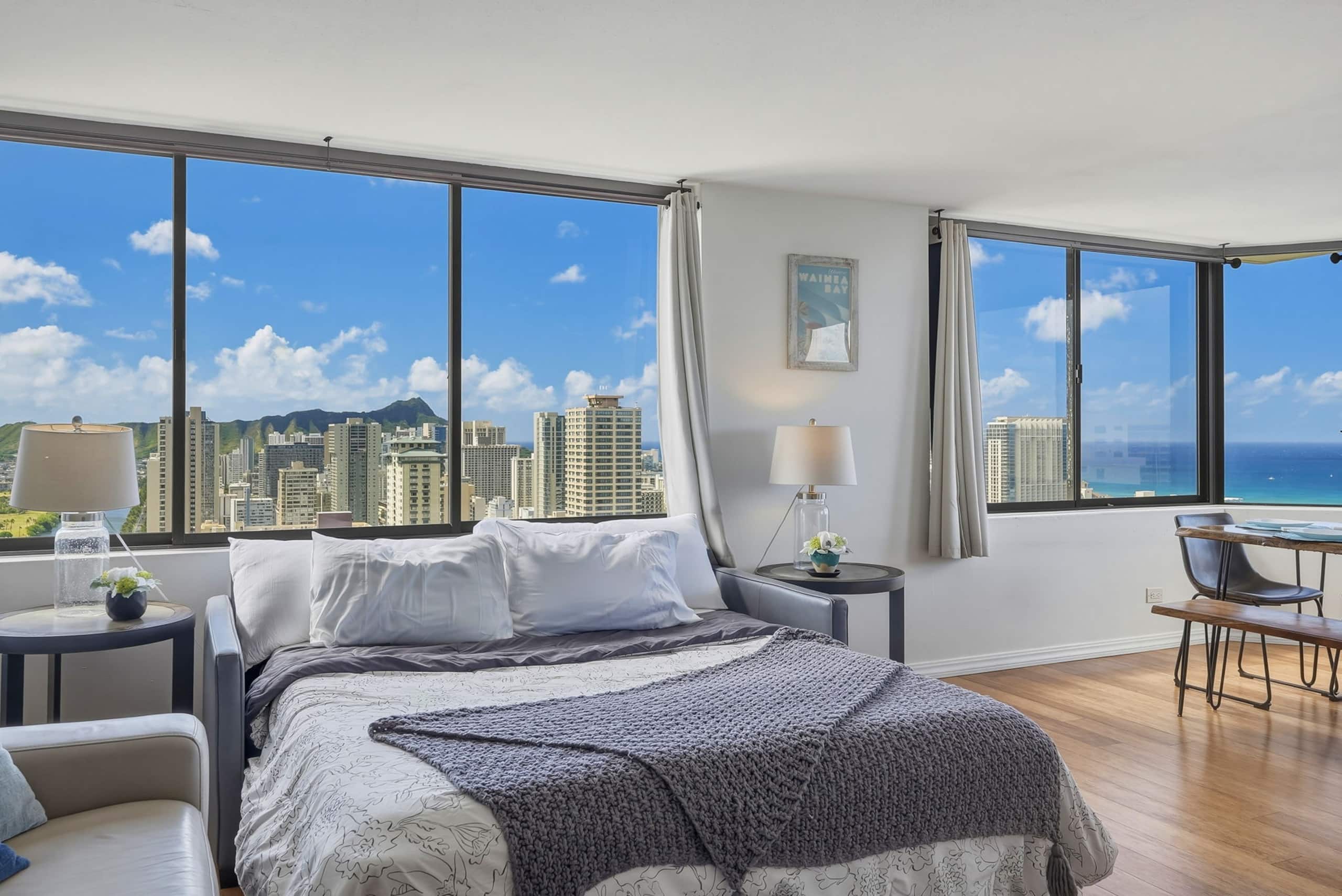 Condo in Honolulu · ★4.88 · 2 bedrooms · 4 beds · 2 private baths - Image 2