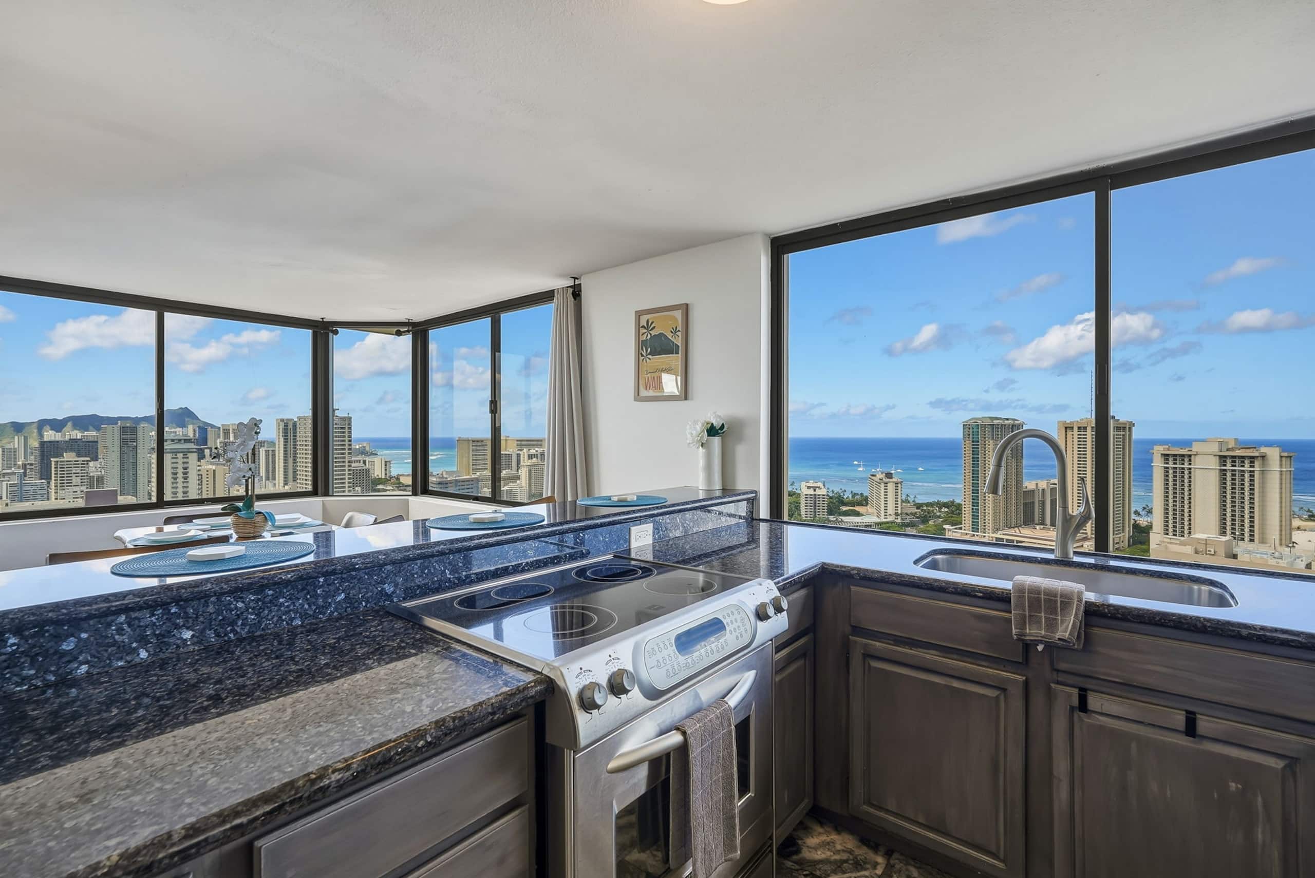 Condo in Honolulu · ★4.88 · 2 bedrooms · 4 beds · 2 private baths - Image 11