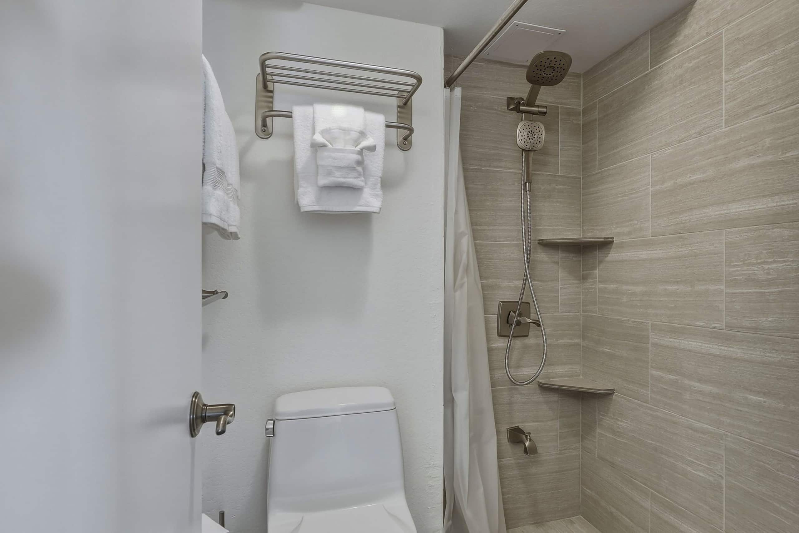 Condo in Honolulu · ★4.88 · 2 bedrooms · 4 beds · 2 private baths - Image 33